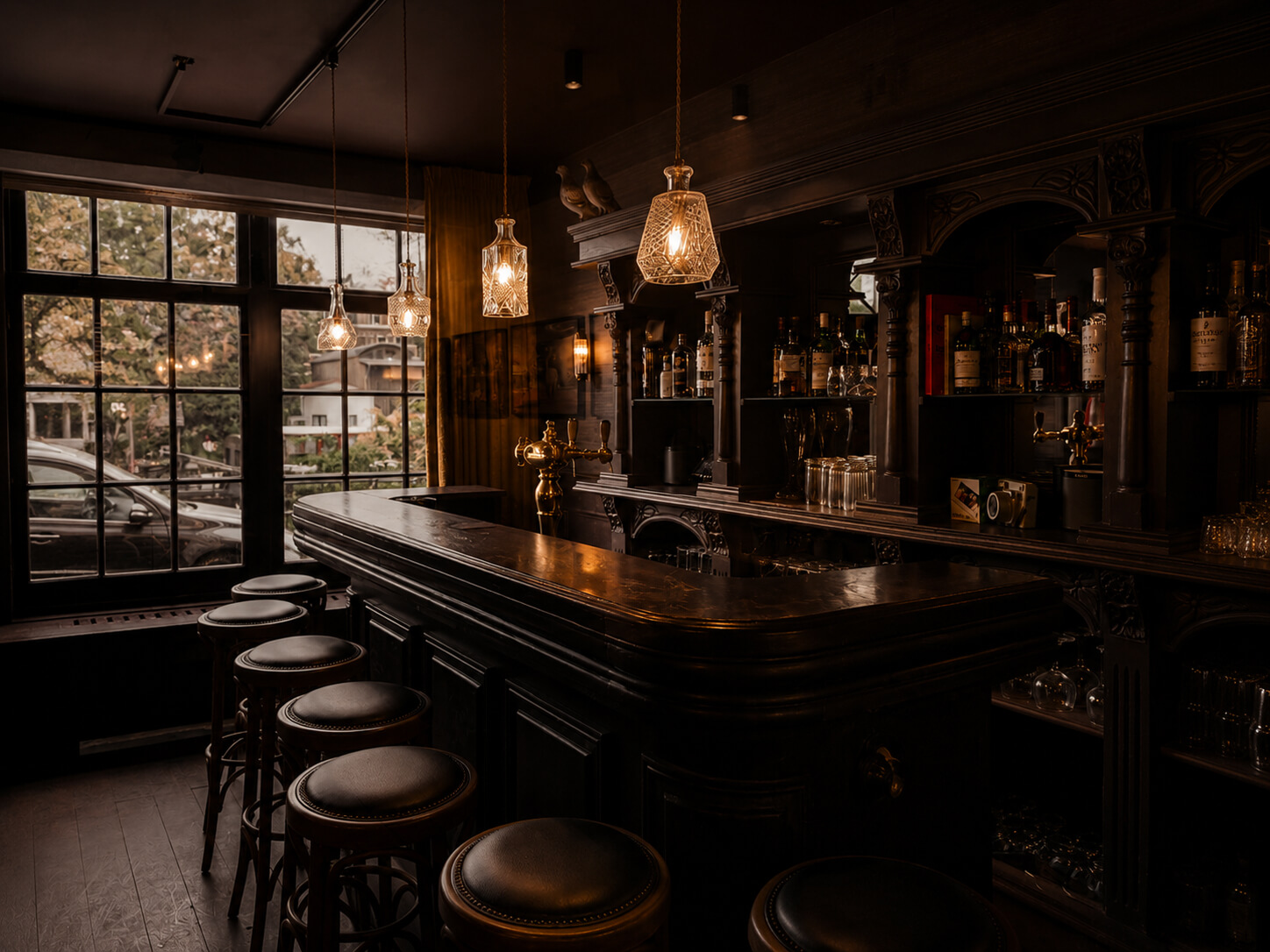 Donkere, sfeervolle bar met houten krukken, gedimde hanglampen en flessen op een klassieke houten plank.