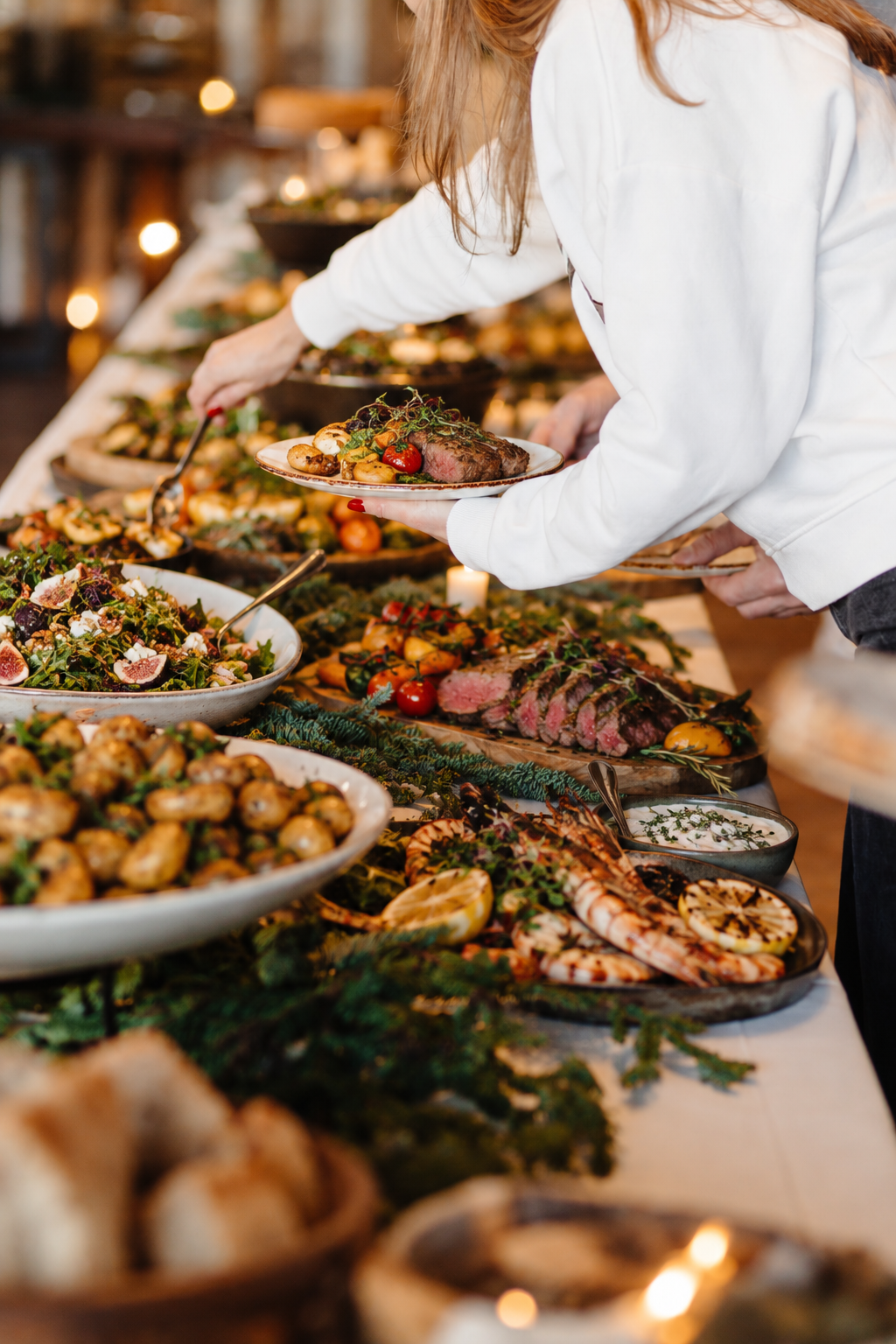 Buffettafel met diverse gerechten, waaronder gegrilde garnalen, geroosterde groenten en een kleurrijke salade.