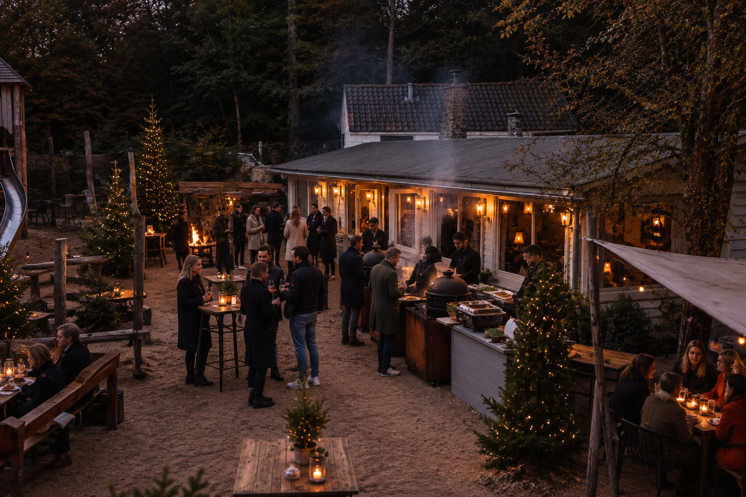 Buitenfeest met sfeervolle verlichting, gasten bij statafels, brandende vuurkorven en een barbecue op een zandterras.