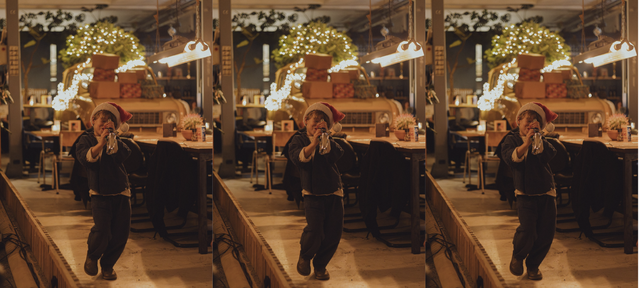 Kind in kerstoutfit speelt met speelgoedfluit in sfeervol verlichte ruimte met vintage auto en cadeaus.