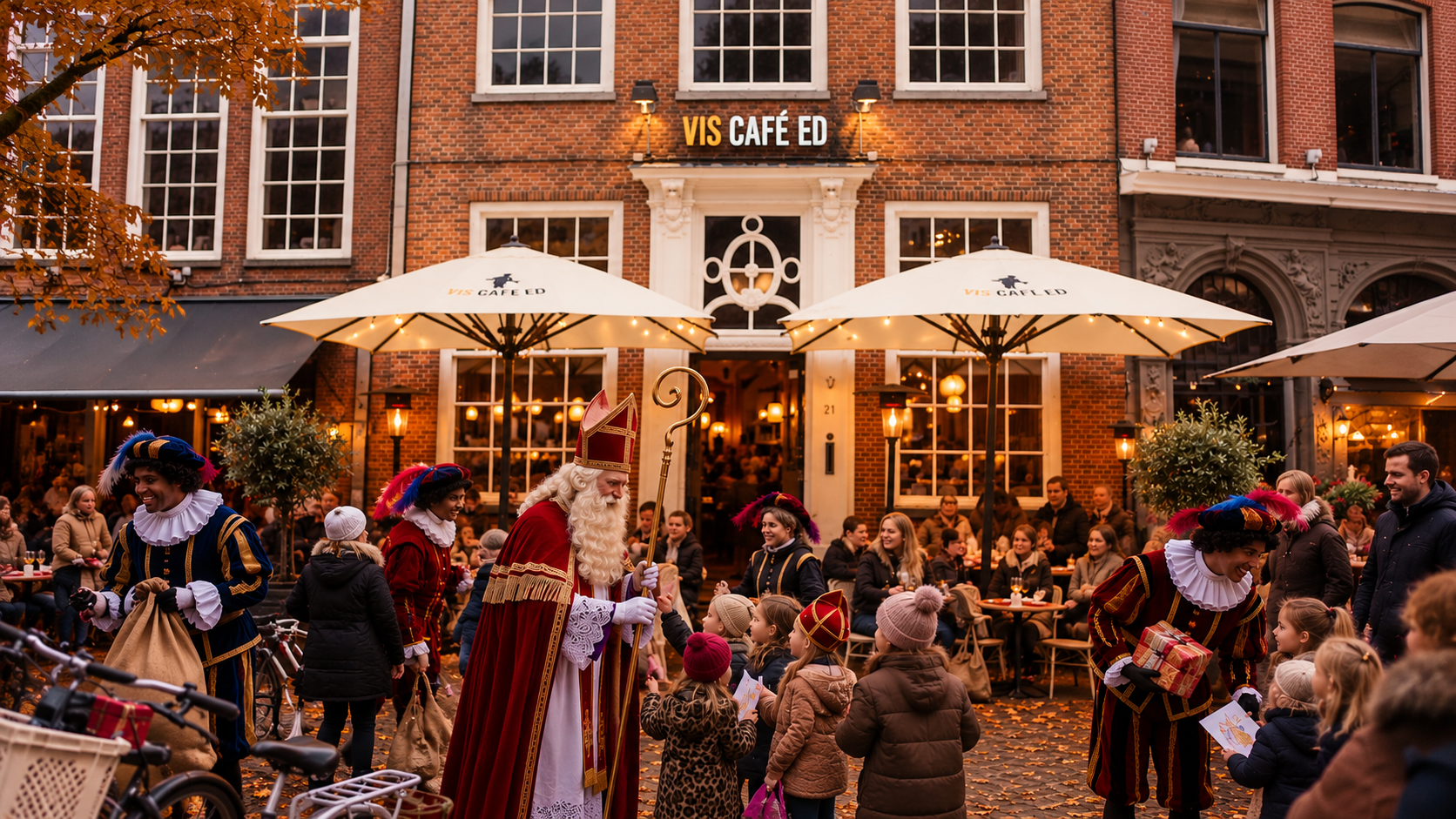 Sinterklaas en Zwarte Pieten begroeten kinderen voor Vis Café ED, omringd door herfstbladeren en terrasgasten.